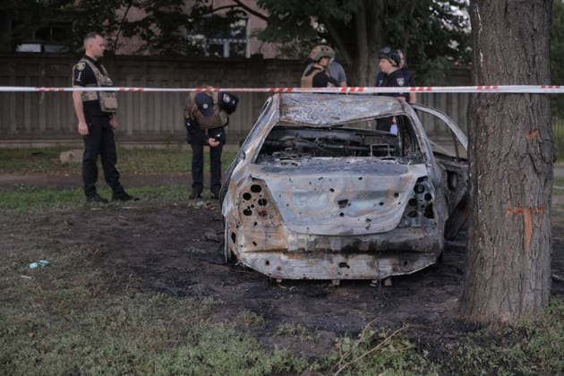 July 17, 2026, Kharkiv, Kharkiv Oblast, Ukraine: A destroyed vehicle with extensive shrapnel damage is secured by law enforcement personnel at the scene of a russian missile strike in Shevchenkivskyi District, Kharkiv, Ukraine on July 17, 2026. The Banderol missile strike killed a 40-year-old man in his vehicle and wounded seven others, including two children among nine total casualties. Kharkiv Ukraine  - ZUMAt164 20260717_zip_t164_024 Copyright: xYevhenxTitovx