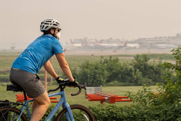 July 17, 2026, Wasington, District Of Columbia, United States: People wear face masks as smoke from Canadian wildfires blankets Washington, D.C., reducing air quality and visibility across the nation s capital. Wasington United States  - ZUMAk206 20260717_znp_k206_009 Copyright: xMattxKaminskyx
