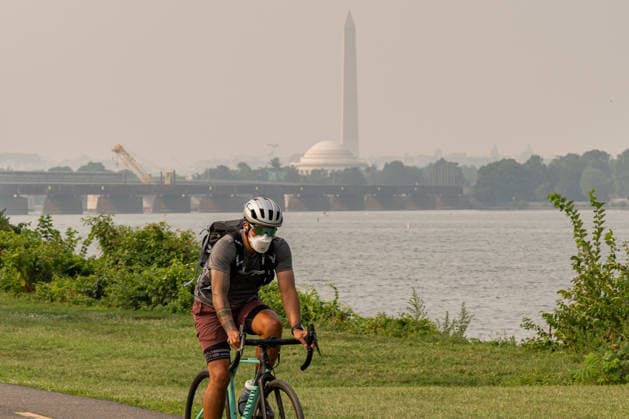 July 17, 2026, Wasington, District Of Columbia, United States: People wear face masks as smoke from Canadian wildfires blankets Washington, D.C., reducing air quality and visibility across the nation s capital. Wasington United States  - ZUMAk206 20260717_znp_k206_010 Copyright: xMattxKaminskyx