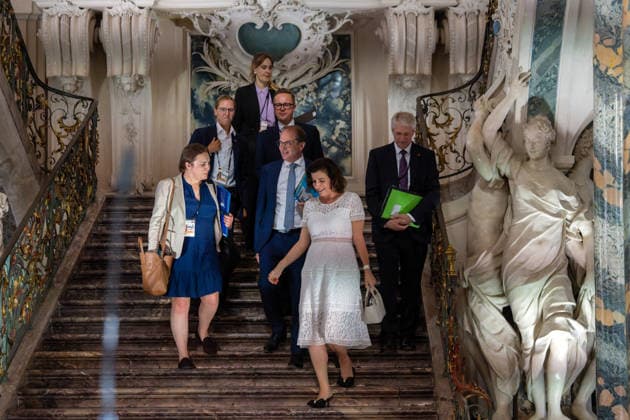 26. Deutsch-Französischer Ministerrat am 17. Juli 2026 im Schloss Augustusburg zu Brühl. Im Bild die deutsche Ministerin für Forschung, Technologie und Raumfahrt, Dorothee Bär, schräg links dahinter mit blauer Mappe der deutsche Innenminister Alexander Dobrindt vor der gemeinsamen Pressekonferenz des französischen Staatspräsidenten Emmanuel Macron und des deutschen Bundeskanzlers Friedrich Merz. Anlässlich des Ministerrates begrüßten der Kanzler sowie Mitglieder seines Kabinetts den Französischen Präsidenten Emmanuel Macron sowie einige Mitglieder der französischen Regierung. Brühl Nordrhein-Westfalen Deutschland *** 26 German-French Ministerial Council on July 17, 2026, at Augustusburg Palace in Brühl. Pictured is Dorothee