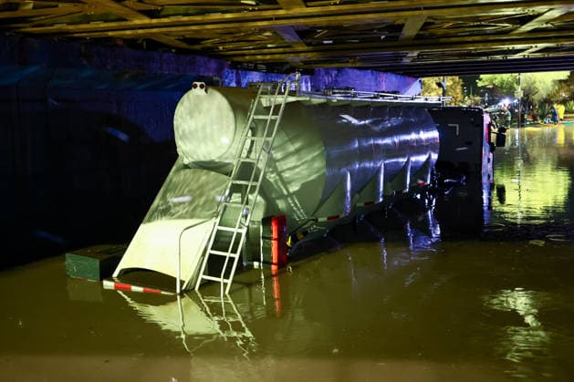 Santiago, July 17, 2026: Work underway on a truck trapped underwater in an underpass in the municipality of San Bernardo. Javier Torres, Aton Chile, Santiago, Chile. Aton 1173460  Copyright: JAVIERxTORRES ATONxCHILE