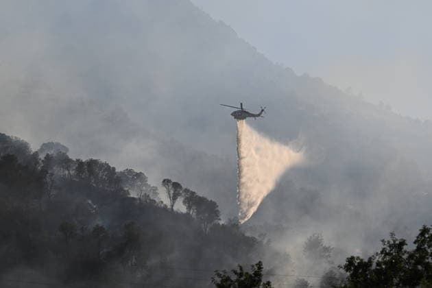 Morgan fire near Mount Diablo of California CONTRA COSTA COUNTY, CALIFORNIA - JULY 17: A fire helicopter drops water on mountain as crews battle wildfire between Morgan Territory State Park and Mount Diablo State Park in Contra Costa County, California, United States on July 17, 2026. Tayfun Coskun Anadolu California United States. Editorial use only. Please get in touch for any other usage.  Copyright: x2026xAnadoluxTayfunxCoskunx