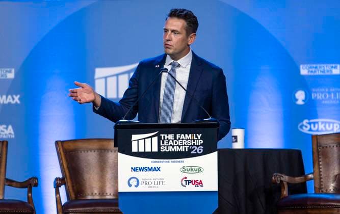 July 17, 2026 - Des Moines, Iowa, USA - ZACH LAHN, Iowa s Republican gubernatorial nominee,, addresses the 2026 FAMiLY Leadership Summit. Des Moines USA  - ZUMAce6_ 20260717_zaf_ce6_028 Copyright: xBrianxCahnx