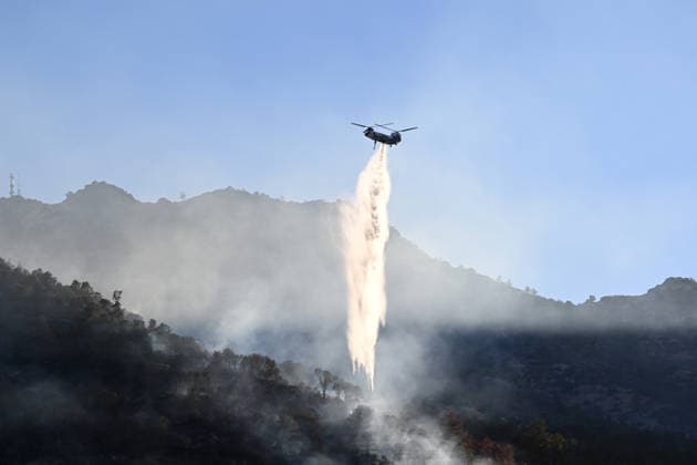 Morgan fire near Mount Diablo of California CONTRA COSTA COUNTY, CALIFORNIA - JULY 17: A fire helicopter drops water on mountain as crews battle wildfire between Morgan Territory State Park and Mount Diablo State Park in Contra Costa County, California, United States on July 17, 2026. Tayfun Coskun Anadolu California United States. Editorial use only. Please get in touch for any other usage.  Copyright: x2026xAnadoluxTayfunxCoskunx