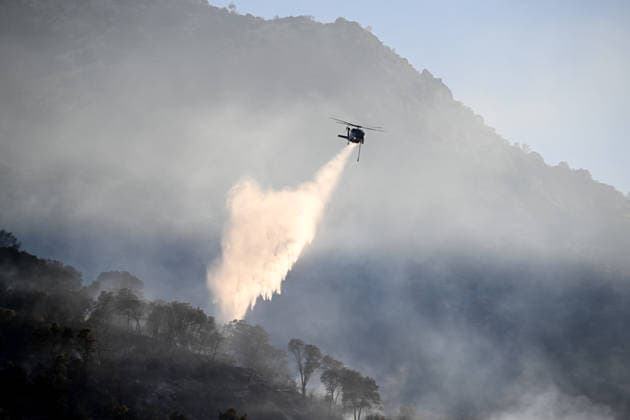 Morgan fire near Mount Diablo of California CONTRA COSTA COUNTY, CALIFORNIA - JULY 17: A fire helicopter drops water on mountain as crews battle wildfire between Morgan Territory State Park and Mount Diablo State Park in Contra Costa County, California, United States on July 17, 2026. Tayfun Coskun Anadolu California United States. Editorial use only. Please get in touch for any other usage.  Copyright: x2026xAnadoluxTayfunxCoskunx