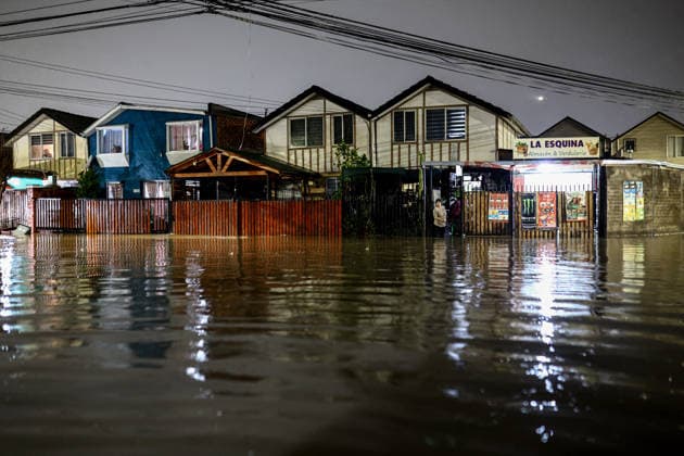 Storm in Chile leaves at least four dead and 1,595 homes damaged SANTIAGO, CHILE - JULY 17: Flooded streets in a suburban area of ??Santiago, Chile, on July 17, 2026. The storm that has been affecting 10 of Chile s 16 regions since Thursday, July 16, has left at least four dead and more than 1,595 homes with some type of damage, reported Interior Undersecretary Maximo Pavez on Friday. Lucas Aguayo Araos Anadolu Santiago Chile. Editorial use only. Please get in touch for any other usage.  Copyright: x2026xAnadoluxLucasxAguayoxAraosx