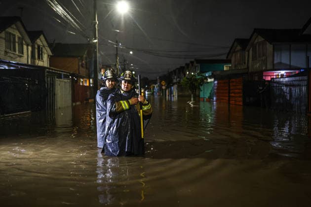Storm in Chile leaves at least four dead and 1,595 homes damaged SANTIAGO, CHILE - JULY 17: Firefighters walk through flooded streets in a suburban area of Santiago, Chile, on July 17, 2026. The storm that has been affecting 10 of Chile s 16 regions since Thursday, July 16, has left at least four dead and more than 1,595 homes with some type of damage, reported Interior Undersecretary Maximo Pavez on Friday. Lucas Aguayo Araos Anadolu Santiago Chile. Editorial use only. Please get in touch for any other usage.  Copyright: x2026xAnadoluxLucasxAguayoxAraosx