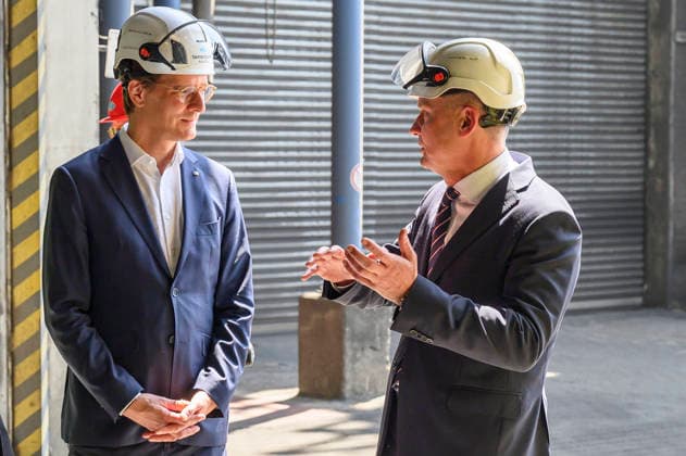 Georg Geier und Hendrik Wüst beim Besuch der Siempelkamp Gießerei GmbH in Rahmen der Sommertour 2026 des Ministerpräsidenten. Krefeld, 17.07.2026 *** Georg Geier and Hendrik Wüst during a visit to Siempelkamp Gießerei GmbH as part of the Minister President’s 2026 Summer Tour, Krefeld, July 17, 2026 Foto:xW.xRanderathx xFuturexImagex wuest_6707