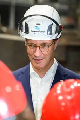 Hendrik Wüst beim Besuch der Siempelkamp Gießerei GmbH in Rahmen der Sommertour 2026 des Ministerpräsidenten. Krefeld, 17.07.2026 *** Hendrik Wüst visits Siempelkamp Gießerei GmbH as part of the Minister President’s 2026 Summer Tour, Krefeld, July 17, 2026 Foto:xW.xRanderathx xFuturexImagex wuest_6712