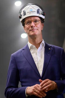 Hendrik Wüst beim Besuch der Siempelkamp Gießerei GmbH in Rahmen der Sommertour 2026 des Ministerpräsidenten. Krefeld, 17.07.2026 *** Hendrik Wüst visits Siempelkamp Gießerei GmbH as part of the Minister President’s 2026 Summer Tour, Krefeld, July 17, 2026 Foto:xW.xRanderathx xFuturexImagex wuest_6724