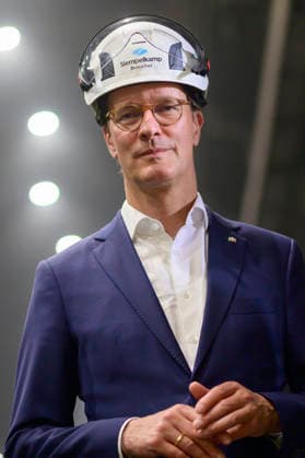 Hendrik Wüst beim Besuch der Siempelkamp Gießerei GmbH in Rahmen der Sommertour 2026 des Ministerpräsidenten. Krefeld, 17.07.2026 *** Hendrik Wüst visits Siempelkamp Gießerei GmbH as part of the Minister President’s 2026 Summer Tour, Krefeld, July 17, 2026 Foto:xW.xRanderathx xFuturexImagex wuest_6725