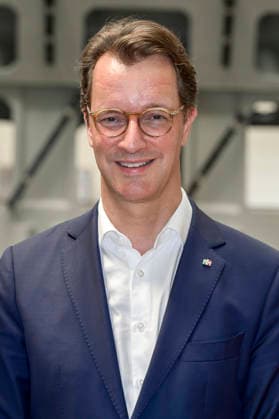 Hendrik Wüst beim Besuch der Siempelkamp Gießerei GmbH in Rahmen der Sommertour 2026 des Ministerpräsidenten. Krefeld, 17.07.2026 *** Hendrik Wüst visits Siempelkamp Gießerei GmbH as part of the Minister President’s 2026 Summer Tour, Krefeld, July 17, 2026 Foto:xW.xRanderathx xFuturexImagex wuest_6734