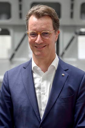Hendrik Wüst beim Besuch der Siempelkamp Gießerei GmbH in Rahmen der Sommertour 2026 des Ministerpräsidenten. Krefeld, 17.07.2026 *** Hendrik Wüst visits Siempelkamp Gießerei GmbH as part of the Minister President’s 2026 Summer Tour, Krefeld, July 17, 2026 Foto:xW.xRanderathx xFuturexImagex wuest_6735