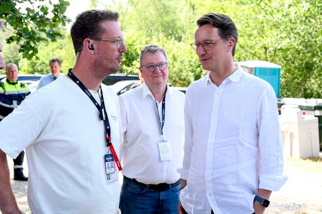 Bernd Dicks, Georg Koenen und Hendrik Wüst beim beim Rundgang über das Parookaville Festival am Flughafen in Rahmen der Sommertour 2026 des Ministerpräsidenten. Weeze, 17.07.2026 *** Bernd Dicks, Georg Koenen, and Hendrik Wüst during a tour of the Parookaville Festival at the airport as part of Minister President Weeze’s 2026 summer tour, Weeze, July 17, 2026 Foto:xW.xRanderathx xFuturexImagex wuest_6737