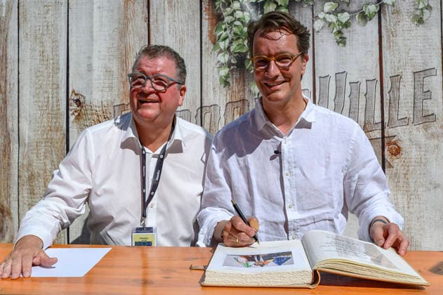 Georg Koenen und Hendrik Wüst beim beim Rundgang über das Parookaville Festival am Flughafen in Rahmen der Sommertour 2026 des Ministerpräsidenten. Weeze, 17.07.2026 *** Georg Koenen and Hendrik Wüst during a tour of the Parookaville Festival at the airport as part of Minister President Weeze’s 2026 summer tour, Weeze, July 17, 2026 Foto:xW.xRanderathx xFuturexImagex wuest_6739
