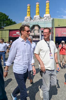 Hendrik Wüst und Bernd Dicks beim beim Rundgang über das Parookaville Festival am Flughafen in Rahmen der Sommertour 2026 des Ministerpräsidenten. Weeze, 17.07.2026 *** Hendrik Wüst and Bernd Dicks during a tour of the Parookaville Festival at the airport as part of Minister President Weeze’s 2026 summer tour, Weeze, July 17, 2026 Foto:xW.xRanderathx xFuturexImagex wuest_6743