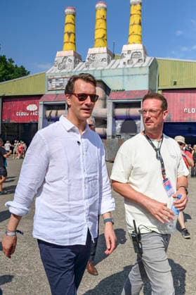 Hendrik Wüst und Bernd Dicks beim beim Rundgang über das Parookaville Festival am Flughafen in Rahmen der Sommertour 2026 des Ministerpräsidenten. Weeze, 17.07.2026 *** Hendrik Wüst and Bernd Dicks during a tour of the Parookaville Festival at the airport as part of Minister President Weeze’s 2026 summer tour, Weeze, July 17, 2026 Foto:xW.xRanderathx xFuturexImagex wuest_6744
