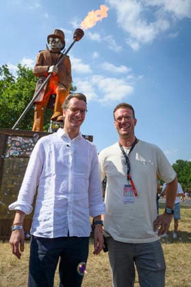 Hendrik Wüst und Bernd Dicks beim beim Rundgang über das Parookaville Festival am Flughafen in Rahmen der Sommertour 2026 des Ministerpräsidenten. Weeze, 17.07.2026 *** Hendrik Wüst and Bernd Dicks during a tour of the Parookaville Festival at the airport as part of Minister President Weeze’s 2026 summer tour, Weeze, July 17, 2026 Foto:xW.xRanderathx xFuturexImagex wuest_6747