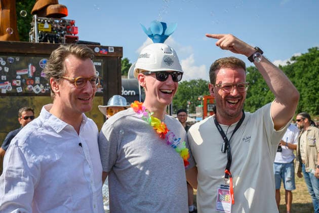 Hendrik Wüst und Bernd Dicks mit Festivalbesucher beim beim Rundgang über das Parookaville Festival am Flughafen in Rahmen der Sommertour 2026 des Ministerpräsidenten. Weeze, 17.07.2026 *** Hendrik Wüst and Bernd Dicks with festivalgoers during a tour of the Parookaville Festival at the airport as part of Minister President Weeze’s 2026 summer tour, Weeze, July 17, 2026 Foto:xW.xRanderathx xFuturexImagex wuest_6750
