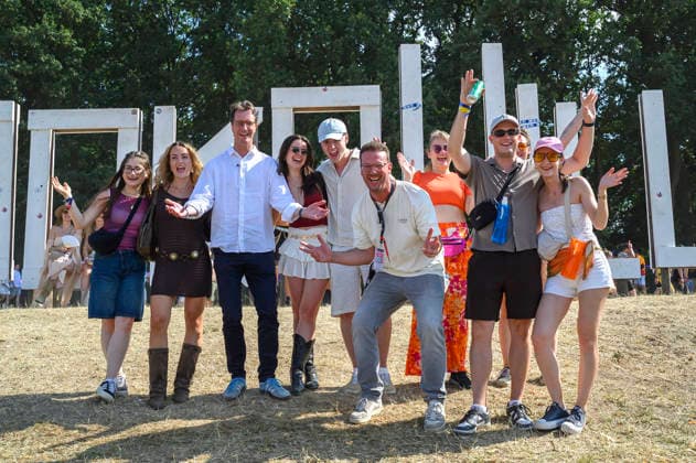 Hendrik Wüst und Festivalbesucher beim beim Rundgang über das Parookaville Festival am Flughafen in Rahmen der Sommertour 2026 des Ministerpräsidenten. Weeze, 17.07.2026 *** Hendrik Wüst and festivalgoers during a tour of the Parookaville Festival at the airport as part of Minister President Weeze’s 2026 summer tour, Weeze, July 17, 2026 Foto:xW.xRanderathx xFuturexImagex wuest_6762