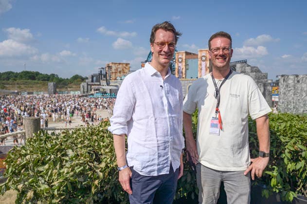 News Themen der Woche KW29 Hendrik Wüst und Bernd Dicks beim beim Rundgang über das Parookaville Festival am Flughafen in Rahmen der Sommertour 2026 des Ministerpräsidenten. Weeze, 17.07.2026 *** Hendrik Wüst and Bernd Dicks during a tour of the Parookaville Festival at the airport as part of Minister President Weeze’s 2026 summer tour, Weeze, July 17, 2026 Foto:xW.xRanderathx xFuturexImagex wuest_6767