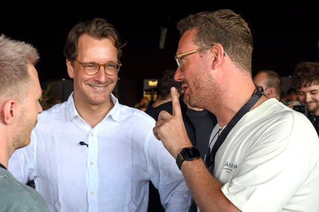 Hendrik Wüst und Bernd Dicks beim beim Rundgang über das Parookaville Festival am Flughafen in Rahmen der Sommertour 2026 des Ministerpräsidenten. Weeze, 17.07.2026 *** Hendrik Wüst and Bernd Dicks during a tour of the Parookaville Festival at the airport as part of Minister President Weeze’s 2026 summer tour, Weeze, July 17, 2026 Foto:xW.xRanderathx xFuturexImagex wuest_6772