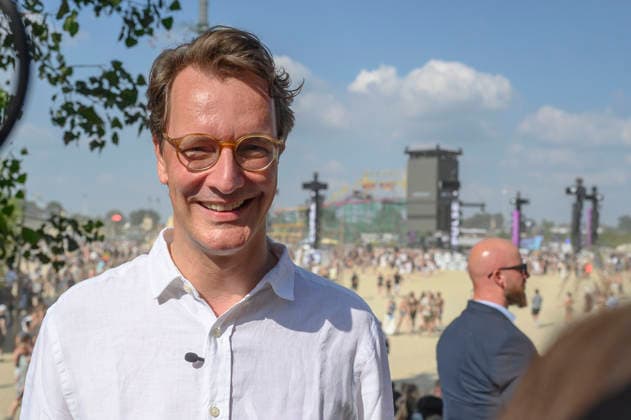 Hendrik Wüst beim beim Rundgang über das Parookaville Festival am Flughafen in Rahmen der Sommertour 2026 des Ministerpräsidenten. Weeze, 17.07.2026 *** Hendrik Wüst during a tour of the Parookaville Festival at the airport as part of Minister President Weeze’s 2026 summer tour, Weeze, July 17, 2026 Foto:xW.xRanderathx xFuturexImagex wuest_6773