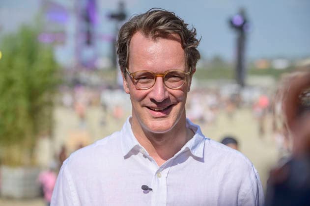 Hendrik Wüst beim beim Rundgang über das Parookaville Festival am Flughafen in Rahmen der Sommertour 2026 des Ministerpräsidenten. Weeze, 17.07.2026 *** Hendrik Wüst during a tour of the Parookaville Festival at the airport as part of Minister President Weeze’s 2026 summer tour, Weeze, July 17, 2026 Foto:xW.xRanderathx xFuturexImagex wuest_6776