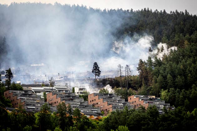 Storbrann i Drammen Sandefjord 20260718. Slokkeinnsatsen etter storbrannen i Krokstadelva fortsetter lordag formiddag. Foto: Trond R. Teigen NTB Sandefjord Norge RxH01wRnMTA EDITORIAL USE ONLY Ref:_BNCRxH01wRnMTA.jpg *** Major Fire in Drammen, Sandefjord, July 18, 2026 Firefighting efforts following the major fire in Krokstadelva continue Saturday morning. Photo: Trond R. Teigen, NTB, Sandefjord, Norway. RxH01wRnMTA. EDITORIAL USE ONLY. Ref. BNCRxH01wRnMTA jpg  Copyright: xTrondxR.xTeigenx xNTBx
