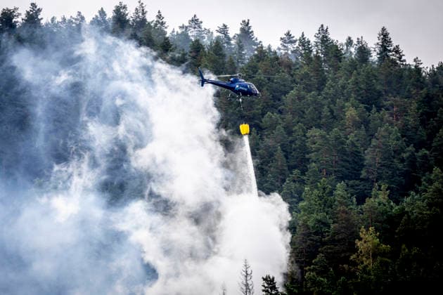 Storbrann i Drammen Sandefjord 20260718. Slokkeinnsatsen etter storbrannen i Krokstadelva fortsetter lordag formiddag. Foto: Trond R. Teigen NTB Sandefjord Norge usdxyRlGbqY EDITORIAL USE ONLY Ref:_BNCusdxyRlGbqY.jpg *** Major Fire in Drammen, Sandefjord, July 18, 2026 Firefighting efforts following the major fire in Krokstadelva continue Saturday morning. Photo: Trond R. Teigen, NTB, Sandefjord, Norway. usdxyRlGbqY EDITORIAL USE ONLY Ref BNCusdxyRlGbqY jpg  Copyright: xTrondxR.xTeigenx xNTBx