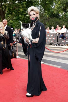 Harald Glööckler bei der Eröffnung der Nibelungen-Festspiele 2026 mit der Uraufführung des Stücks Die Hunnenkönigin auf der Open-Air-Bühne vor dem Wormser Dom. Worms, 17.07.2026 *** Harald Glööckler at the opening of the 2026 Nibelungen Festival, featuring the world premiere of the play *The Hun Queen* on the open-air stage in front of Worms Cathedral, Worms, July 17, 2026 Foto:xP.xBackx xFuturexImagex nibelungen_6730