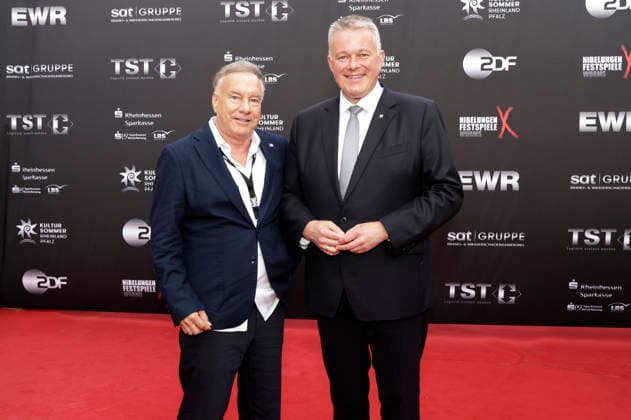 Entertainment Themen der Woche KW29 Nico Hofmann und Gordon Schnieder bei der Eröffnung der Nibelungen-Festspiele 2026 mit der Uraufführung des Stücks Die Hunnenkönigin auf der Open-Air-Bühne vor dem Wormser Dom. Worms, 17.07.2026 *** Nico Hofmann and Gordon Schnieder at the opening of the 2026 Nibelungen Festival, featuring the world premiere of the play *The Queen of the Huns* on the open-air stage in front of Worms Cathedral, Worms, July 17, 2026 Foto:xP.xBackx xFuturexImagex nibelungen_6736