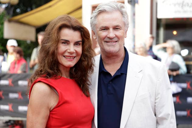 Nicola Tiggeler mit Ehemann Timothy Peach bei der Eröffnung der Nibelungen-Festspiele 2026 mit der Uraufführung des Stücks Die Hunnenkönigin auf der Open-Air-Bühne vor dem Wormser Dom. Worms, 17.07.2026 *** Nicola Tiggeler with her husband Timothy Peach at the opening of the 2026 Nibelungen Festival, featuring the world premiere of the play *The Hun Queen* on the open-air stage in front of Worms Cathedral, Worms, July 17, 2026 Foto:xP.xBackx xFuturexImagex nibelungen_6745