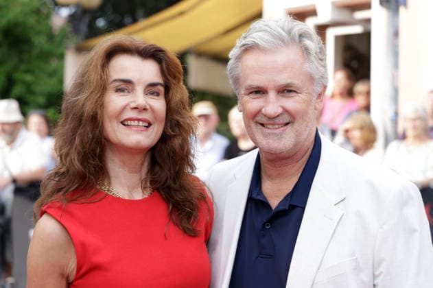 Nicola Tiggeler mit Ehemann Timothy Peach bei der Eröffnung der Nibelungen-Festspiele 2026 mit der Uraufführung des Stücks Die Hunnenkönigin auf der Open-Air-Bühne vor dem Wormser Dom. Worms, 17.07.2026 *** Nicola Tiggeler with her husband Timothy Peach at the opening of the 2026 Nibelungen Festival, featuring the world premiere of the play *The Hun Queen* on the open-air stage in front of Worms Cathedral, Worms, July 17, 2026 Foto:xP.xBackx xFuturexImagex nibelungen_6746