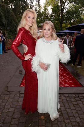 Mirja du Mont und Marijke Amado bei der Eröffnung der Nibelungen-Festspiele 2026 mit der Uraufführung des Stücks Die Hunnenkönigin auf der Open-Air-Bühne vor dem Wormser Dom. Worms, 17.07.2026 *** Mirja du Mont and Marijke Amado at the opening of the 2026 Nibelungen Festival, featuring the world premiere of the play *The Hun Queen* on the open-air stage in front of Worms Cathedral, Worms, July 17, 2026 Foto:xP.xBackx xFuturexImagex nibelungen_6755