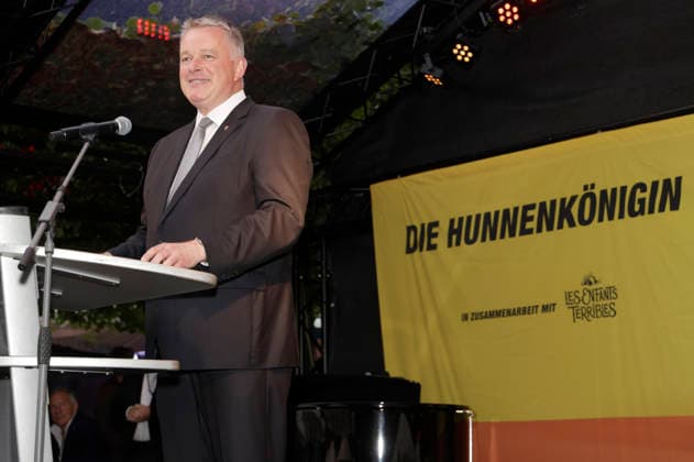 Gordon Schnieder bei der Eröffnung der Nibelungen-Festspiele 2026 mit der Uraufführung des Stücks Die Hunnenkönigin auf der Open-Air-Bühne vor dem Wormser Dom. Worms, 17.07.2026 *** Gordon Schnieder at the opening of the 2026 Nibelungen Festival, featuring the world premiere of the play *The Queen of the Huns* on the open-air stage in front of Worms Cathedral, Worms, July 17, 2026 Foto:xP.xBackx xFuturexImagex nibelungen_6761