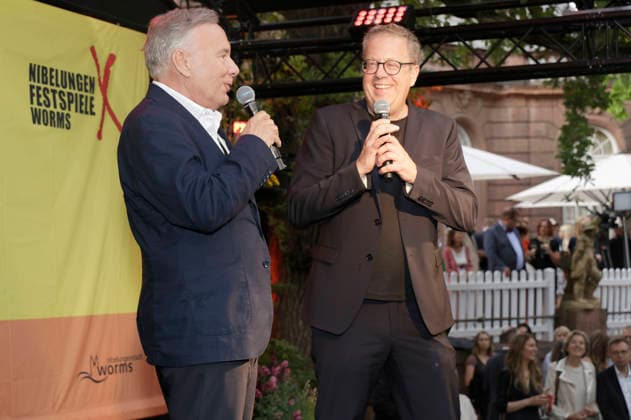 Nico Hofmann und Thomas Laue bei der Eröffnung der Nibelungen-Festspiele 2026 mit der Uraufführung des Stücks Die Hunnenkönigin auf der Open-Air-Bühne vor dem Wormser Dom. Worms, 17.07.2026 *** Nico Hofmann and Thomas Laue at the opening of the 2026 Nibelungen Festival, featuring the world premiere of the play *The Queen of the Huns* on the open-air stage in front of Worms Cathedral, Worms, July 17, 2026 Foto:xP.xBackx xFuturexImagex nibelungen_6763