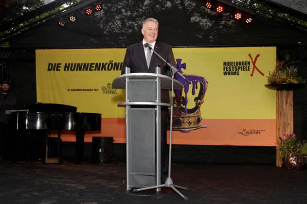 Gordon Schnieder bei der Eröffnung der Nibelungen-Festspiele 2026 mit der Uraufführung des Stücks Die Hunnenkönigin auf der Open-Air-Bühne vor dem Wormser Dom. Worms, 17.07.2026 *** Gordon Schnieder at the opening of the 2026 Nibelungen Festival, featuring the world premiere of the play *The Hun Queen* on the open-air stage in front of Worms Cathedral, Worms, July 17, 2026 Foto:xP.xBackx xFuturexImagex nibelungen_6759