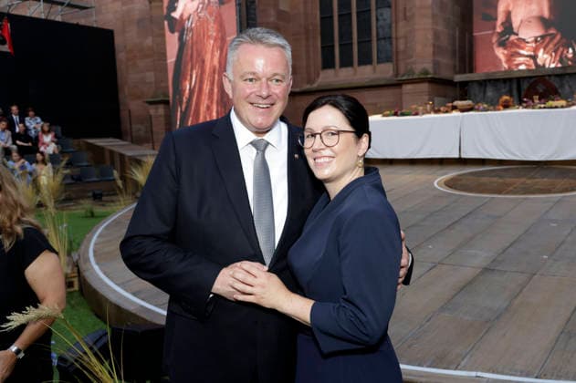 Gordon Schnieder mit Ehefrau Diane Schnieder bei der Eröffnung der Nibelungen-Festspiele 2026 mit der Uraufführung des Stücks Die Hunnenkönigin auf der Open-Air-Bühne vor dem Wormser Dom. Worms, 17.07.2026 *** Gordon Schnieder with his wife Diane Schnieder at the opening of the 2026 Nibelungen Festival, featuring the world premiere of the play *The Hun Queen* on the open-air stage in front of Worms Cathedral, Worms, July 17, 2026 Foto:xP.xBackx xFuturexImagex nibelungen_6773