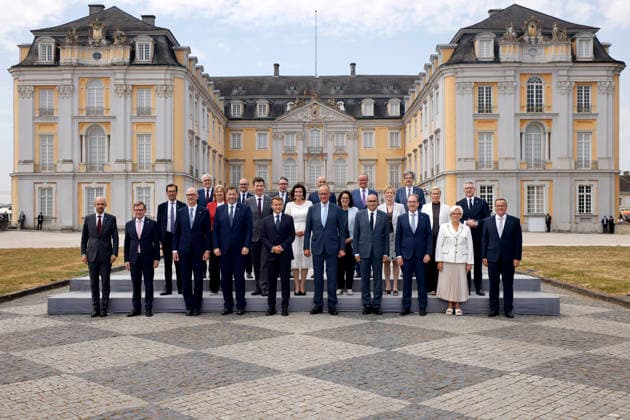 Frankreichs Präsident Emmanuel Macron (PS) und Bundeskanzler Friedrich Merz (CDU) posieren gemeinsam mit ihren Ministern und Ministerinnen beim Familienfoto auf Schloss Augustusburg beim 26. Deutsch-Französischen Ministerrat. Die Regierungen beider Länder kommen zusammen, um nicht nur die militärische Zusammenarbeit sondern auch Kooperationen in den Bereichen Forschung und Wirtschaft abzustimmen. Brühl, 17.07.2026 NRW Deutschland *** French President Emmanuel Macron (PS) and German Chancellor Friedrich Merz (CDU) pose together with their ministers for a group photo at Augustusburg Castle during the 26th Franco-German Ministerial Council. The governments of both countries are meeting to coordinate not only military cooperation but also Copyright: xChristophxHardtx