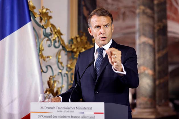 Frankreichs Präsident Emmanuel Macron (PS) bei einem Pressestatement auf Schloss Augustusburg beim 26. Deutsch-Französischen Ministerrat. Die Regierungen beider Länder kommen zusammen, um nicht nur die militärische Zusammenarbeit sondern auch Kooperationen in den Bereichen Forschung und Wirtschaft abzustimmen. Brühl, 17.07.2026 NRW Deutschland *** French President Emmanuel Macron (PS) during a press statement at Augustusburg Castle at the 26th Franco-German Ministerial Council. The governments of both countries are meeting to coordinate not only military cooperation but also collaboration in the fields of research and the economy. Brühl, July 17, 2026, North Rhine-Westphalia, Germany Copyright: xChristophxHardtx