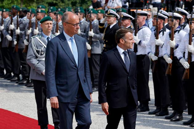 Frankreichs Präsident Emmanuel Macron (PS) und Bundeskanzler Friedrich Merz (CDU) schreiten seitwärts an Soldaten über den roten Teppich beim Empfang mit militärischen Ehren auf Schloss Augustusburg beim 26. Deutsch-Französischen Ministerrat. Die Regierungen beider Länder kommen zusammen, um nicht nur die militärische Zusammenarbeit sondern auch Kooperationen in den Bereichen Forschung und Wirtschaft abzustimmen. Brühl, 17.07.2026 NRW Deutschland *** French President Emmanuel Macron (PS) and German Chancellor Friedrich Merz (CDU) walk side by side past soldiers on the red carpet during a reception with military honors at Augustusburg Castle on the occasion of the 26th Franco-German Ministerial Council. The governments of both countr Copyright: xChristophxHardtx