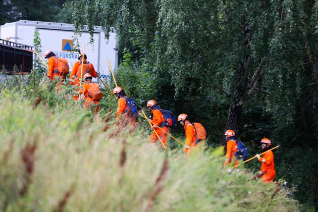 Brann i Drammen Oslo 20260718. Mannskap fra Sivilforsvaret hjelper brannvesenet under storbrannen i Drammen lordag formiddag. Brannen startet fredag ettermiddag i et rekkehus ved Krokstadelva i Drammen. Foto: Trond R. Teigen NTB Oslo Norge rwJ6zuXUrHo EDITORIAL USE ONLY Ref:_BNCrwJ6zuXUrHo.jpg *** Fire in Drammen, Oslo, July 18, 2026 Civil Defense personnel assist the fire department during the major fire in Drammen on Saturday morning. The fire started Friday afternoon in a townhouse near Krokstadelva in Drammen. Photo: Trond R. Teigen, NTB, Oslo, Norway, rwJ6zuXUrHo EDITORIAL USE ONLY Ref BNCrwJ6zuXUrHo jpg  Copyright: xTrondxR.xTeigenx xNTBx