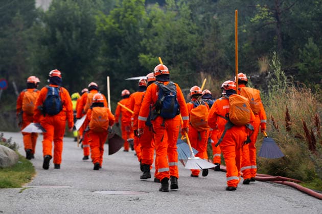 Brann i Drammen Drammen 20260718. Mannskap fra Sivilforsvaret hjelper brannvesenet under storbrannen i Drammen lordag formiddag. Brannen startet fredag ettermiddag i et rekkehus ved Krokstadelva i Drammen. Foto: Trond R. Teigen NTB Oslo Norge F0N5f-Y9Cfg EDITORIAL USE ONLY Ref:_BNCF0N5f-Y9Cfg.jpg *** Fire in Drammen Drammen 20260718 Civil Defense personnel assist the fire department during the major fire in Drammen on Saturday morning. The fire started on Friday afternoon in a townhouse near Krokstadelva in Drammen. Photo: Trond R. Teigen, NTB, Oslo, Norway F0N5f Y9Cfg EDITORIAL USE ONLY Ref BNCF0N5f Y9Cfg jpg  Copyright: xTrondxR.xTeigenx xNTBx