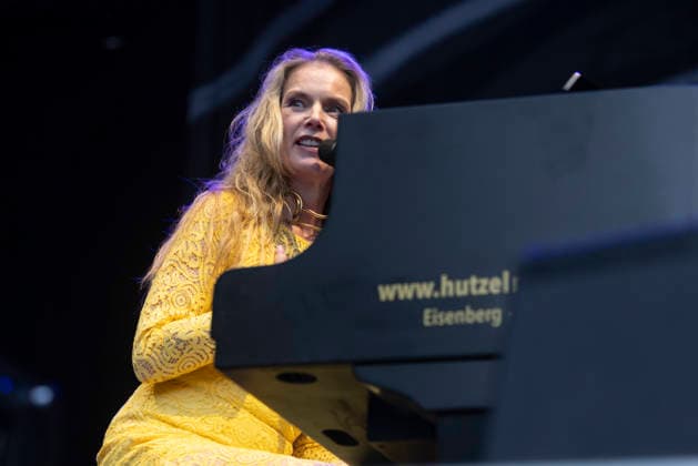 Konzert Rebekka Bakken Schallkultur 17.07.2026 - Die norwegische Saengerin und Songwriterin Rebekka Bakken am Fluegel beim Konzert im Weimarhallenpark in Weimar im Rahmen des Festivals Schallkultur. Weimar Thueringen Deutschland *** Rebekka Bakken Concert, Schallkultur, July 17, 2026: Norwegian singer and songwriter Rebekka Bakken at the grand piano during a concert in Weimarhallenpark in Weimar as part of the Schallkultur Festival in Weimar, Thuringia, Germany 170726_ppb-19