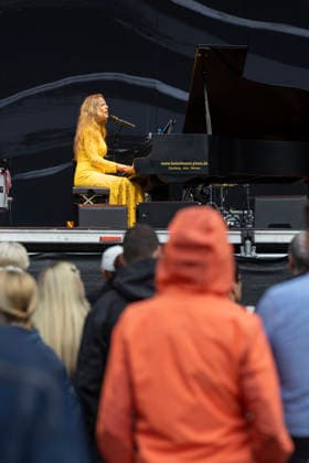 Konzert Rebekka Bakken Schallkultur 17.07.2026 - Die norwegische Saengerin und Songwriterin Rebekka Bakken am Fluegel beim Konzert im Weimarhallenpark in Weimar im Rahmen des Festivals Schallkultur. Weimar Thueringen Deutschland *** Rebekka Bakken Concert, Schallkultur, July 17, 2026: Norwegian singer and songwriter Rebekka Bakken at the grand piano during a concert in Weimarhallenpark in Weimar as part of the Schallkultur Festival in Weimar, Thuringia, Germany 170726_ppb-2