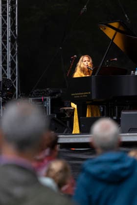Konzert Rebekka Bakken Schallkultur 17.07.2026 - Die norwegische Saengerin und Songwriterin Rebekka Bakken am Fluegel beim Konzert im Weimarhallenpark in Weimar im Rahmen des Festivals Schallkultur. Weimar Thueringen Deutschland *** Rebekka Bakken Concert, Schallkultur, July 17, 2026: Norwegian singer and songwriter Rebekka Bakken at the grand piano during a concert in Weimarhallenpark in Weimar as part of the Schallkultur Festival in Weimar, Thuringia, Germany 170726_ppb-3