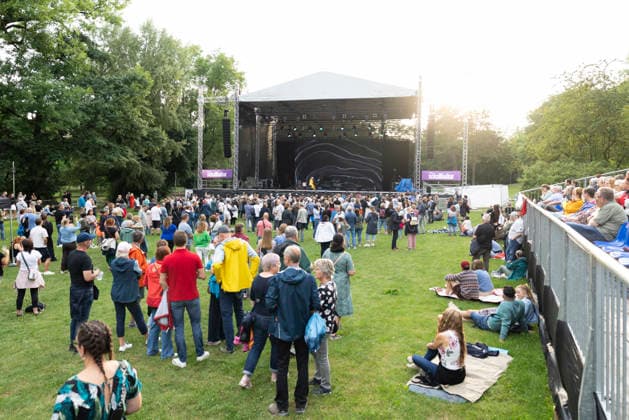 Konzert Rebekka Bakken Schallkultur 17.07.2026 - Die norwegische Saengerin und Songwriterin Rebekka Bakken am Fluegel beim Konzert im Weimarhallenpark in Weimar im Rahmen des Festivals Schallkultur. Weimar Thueringen Deutschland *** Rebekka Bakken Concert, Schallkultur, July 17, 2026: Norwegian singer and songwriter Rebekka Bakken at the grand piano during a concert in Weimarhallenpark in Weimar as part of the Schallkultur Festival in Weimar, Thuringia, Germany 170726_ppb-32