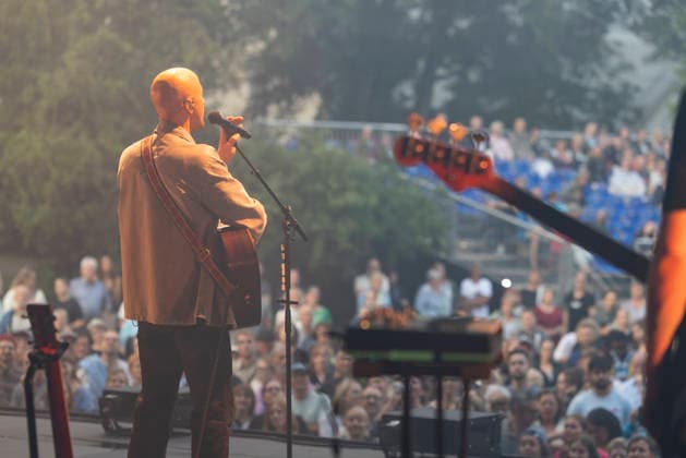 Konzert Milow Schallkultur 17.07.2026 - Konzert des belgischen Singer-Songwriter Milow im Weimarhallenpark in Weimar im Rahmen des Festivals Schallkultur. Weimar Thueringen Deutschland *** Milow Concert, Schallkultur, July 17, 2026: Concert by Belgian singer-songwriter Milow at Weimarhallenpark in Weimar as part of the Schallkultur Festival in Weimar, Thuringia, Germany 170726_ppb-72