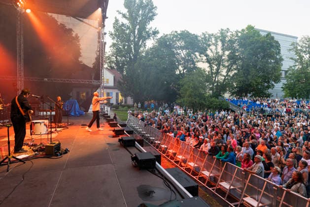 Konzert Milow Schallkultur 17.07.2026 - Konzert des belgischen Singer-Songwriter Milow im Weimarhallenpark in Weimar im Rahmen des Festivals Schallkultur. Weimar Thueringen Deutschland *** Milow Concert, Schallkultur, July 17, 2026: Concert by Belgian singer-songwriter Milow at Weimarhallenpark in Weimar as part of the Schallkultur Festival in Weimar, Thuringia, Germany 170726_ppb-77